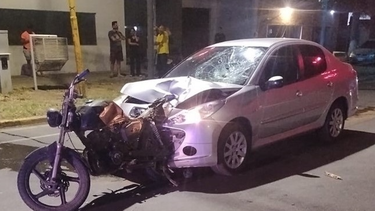 un motociclista murio tras chocar con un auto en avenida presidente castillo