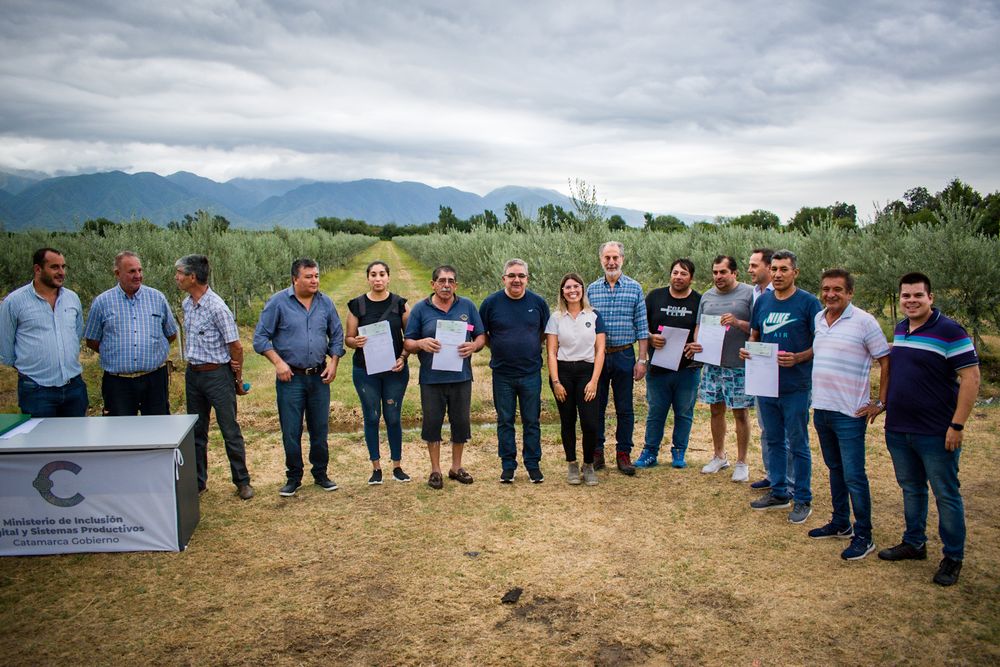 Raúl y el secretario Neme entregaron aportes para el desarrollo productivo en Colonia del Valle 1.jpg