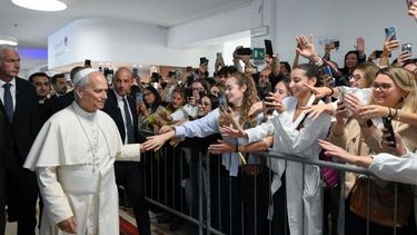 el papa fue operado con exito