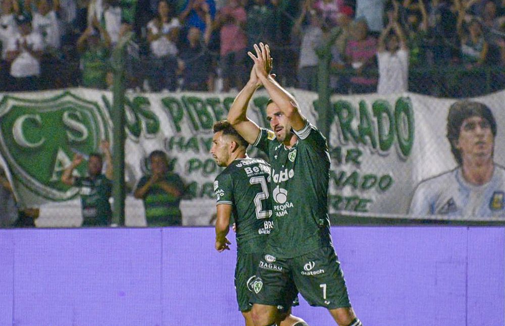Primer festejo. Lisandro López festeja con la hinchada de Sarmiento su primer gol en el club.