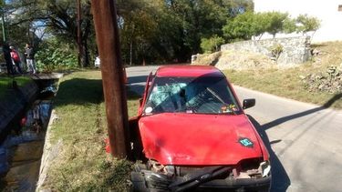 Chocaron con un poste y terminaron internados en grave estado