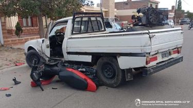 un adolescente de 15 anos resulto herido tras un choque entre una camioneta y una moto