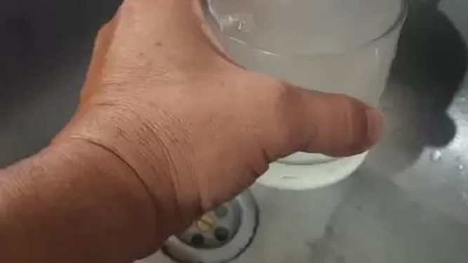 Nuevamente vecinos de Valle Viejo denuncian turbiedad y mal sabor en el agua