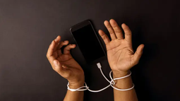 Agresión. A través de redes sociales, se agrede a la víctima. Agresión. A través de redes sociales, se agrede a la víctima.