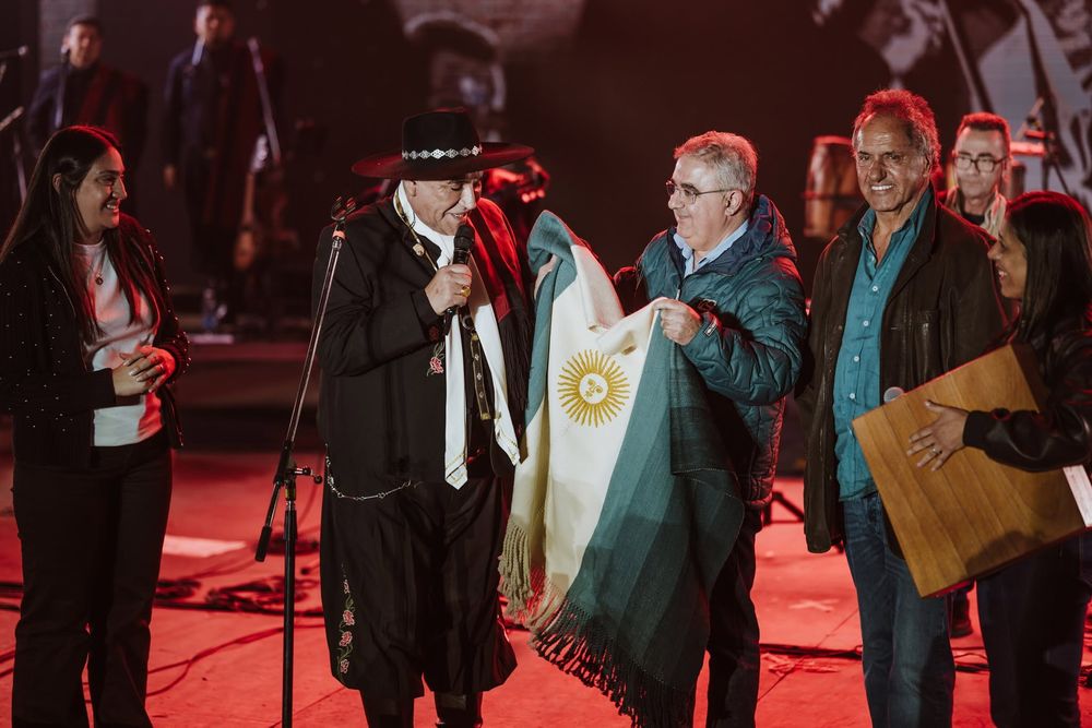 Gran vidriera. Acompañado por Daniel Scioli, el gobernador Jalil obsequia un poncho al Chaqueño Palavecino.