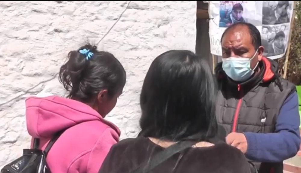 Reunidas. Dos vecinas de salado dialogaron con el juez.