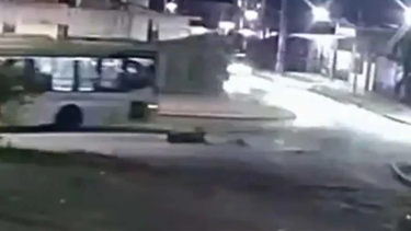 video: dormia en el colectivo, el chofer doblo y salio despedido por la ventanilla