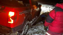 Rescataron a dos camionetas que quedaron varadas por la nieve en Antofagasta de la Sierra Rescataron a dos camionetas que quedaron varadas por la nieve en Antofagasta de la Sierra