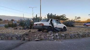 Automovilista descontrolado terminó sobre la rotonda