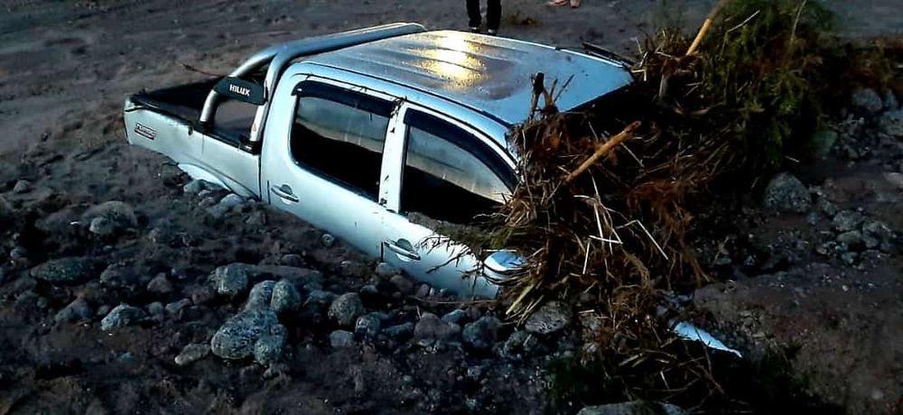 Belén. La camioneta quedó casi enterrada por completo en el lodo por la crecida del río La Pampa.&nbsp;