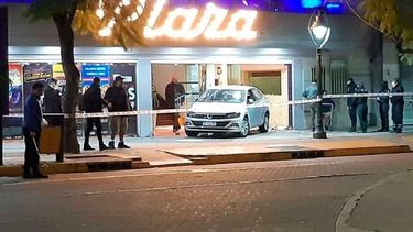 asi fue el momento en el que un auto impacto contra los espectadores en un teatro
