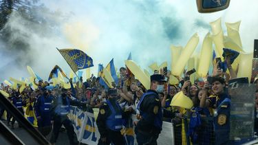 Fervor. Ayer el plantel de Boca fue recibido por una gran cantidad de fanáticos en paraná.