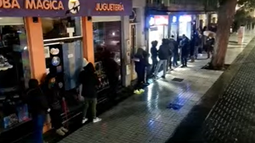 Larga fila para adquirir la entrada gratuita para la Fiesta del Poncho