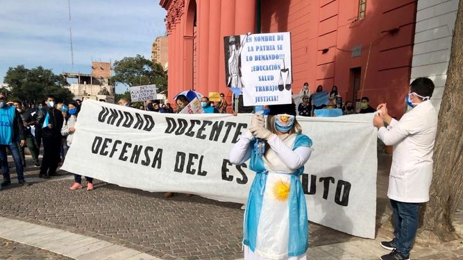 Concurrido banderazo docente en la plaza 25 de Mayo