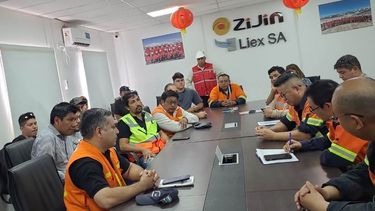 Tensión. El intendente de Fiambalá, Raúl Úsqueda, en la reunión con representantes de la litífera china Zijin-Liex