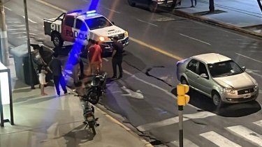 choque entre un auto y una moto en el centro: una persona herida