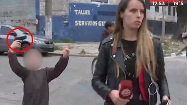 ninos con armas amenazaron a una periodista de tv en vivo