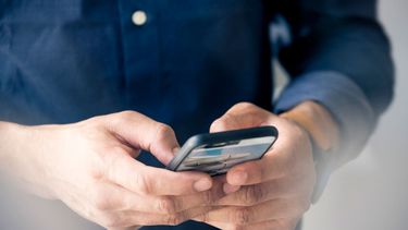 un hombre fue condenado por revisar el celular de su pareja