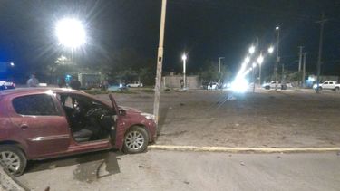 Chocó contra un auto, se dio a la fuga y terminó impactando en una rotonda
