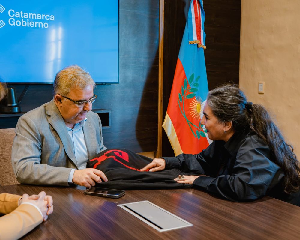 Jalil recibió a la gestora cultural Roxana Amarilla, quien homenajeó a los tejedores de Londres