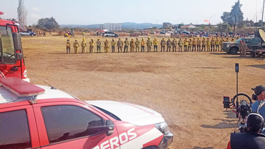 milei ninguneo a los bomberos heroes que lo esperaron una hora formados