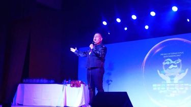 Distinguen a un docente de Pomán con un premio internacional por su compromiso con la cultura