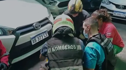 Recoleta: un hombre cayó desde seis metros sobre un auto Recoleta: un hombre cayó desde seis metros sobre un auto