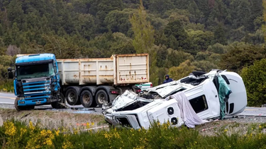 neuquen: seis turistas murieron en un choque frontal entre una combi y un camion