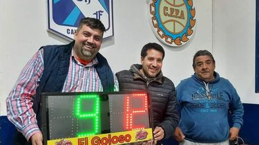 El presidente de la Liga Chacarera de Fútbol Lucas Cisternas﻿ recibe el cartel donado por un empresario.&nbsp;