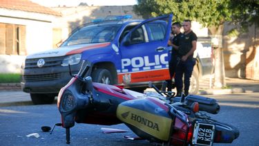 Sufrió graves lesiones al chocar su motocicleta con un poste de alumbrado