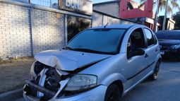 Un auto chocó contra un móvil policial: cinco personas aprehendidas Un auto chocó contra un móvil policial: cinco personas aprehendidas