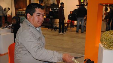 Enseñan cestería en la Fiesta del Poncho