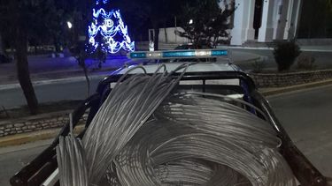 Daño. Rollos de cable de aluminio de la red energética de Pomán.