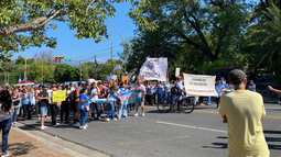 Docentes autoconvocados marchan hacia Casa de Gobierno Docentes autoconvocados marchan hacia Casa de Gobierno