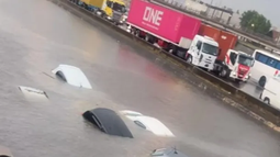 Feroz temporal en el AMBA: autos quedaron debajo del agua en la Panamericana