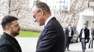 Volodimir Zelenski en su llegada a Berlín fue recibido por el canciller Friedrich Merz.