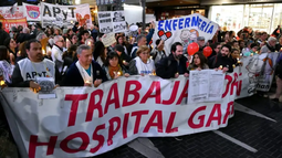 Trabajadores del Garrahan volvieron a realizar una caminata de velas al Obelisco