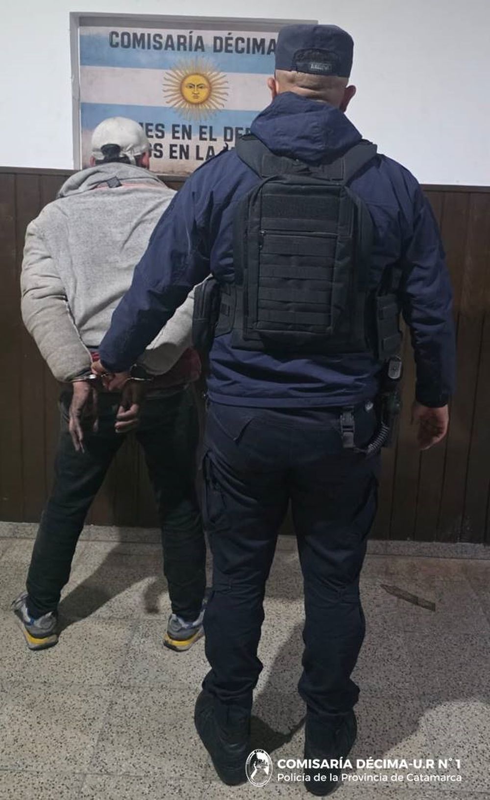 Un joven intentó prenderse fuego y roció con alcohol a los policías que intervinieron