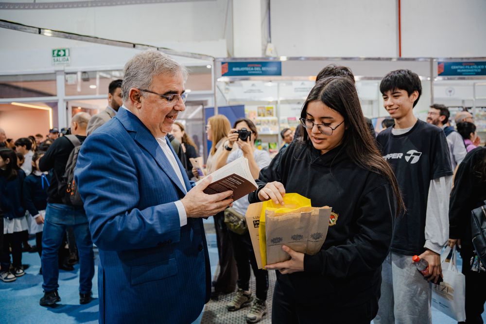 El Gobernador recorrió la Feria del Libro