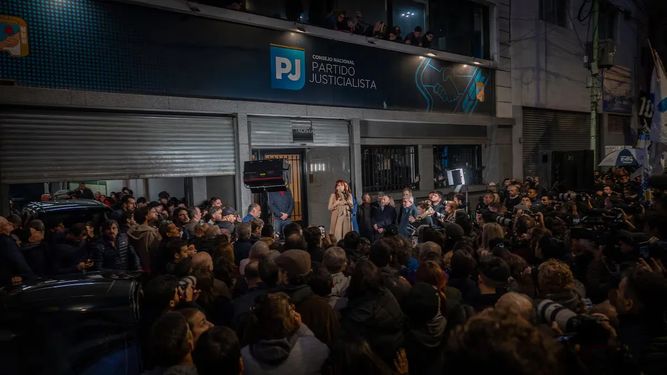 Respaldo. La expresidenta esperó el fallo en la sede del PJ junto a dirigentes y militantes. Tras conocerlo, aseguró que los jueces de la corte son un triunvirato de impresentables.
