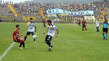 policial vencio a san lorenzo y clasifico, en un dia triste