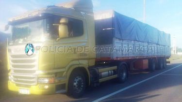 Embistió a un policía para evadir el control vehicular