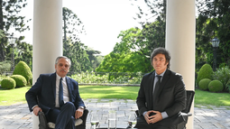 El ex presidente Alberto Fernandez junto al actual jefe de Estado Javier Milei