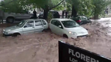 fuerte temporal en mendoza: la tormenta inundo calles y arrastro autos