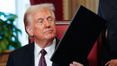 trump desafia el fallo de la corte suprema y anuncia nuevo arancel del 10%