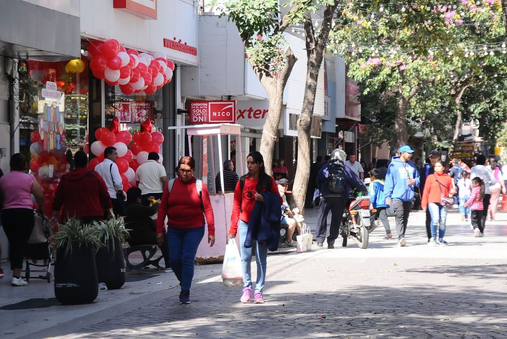 Compras. La gente busca precios y se queda con las mejores opciones; en algunos casos no son juguetes.