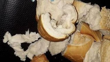 Le llevaban cocaína y pastillas escondidas en un pan a un detenido