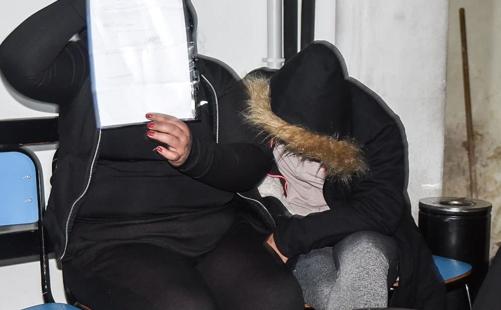Balacera. La mujer - de capucha - se había entregado a la policía.&nbsp;