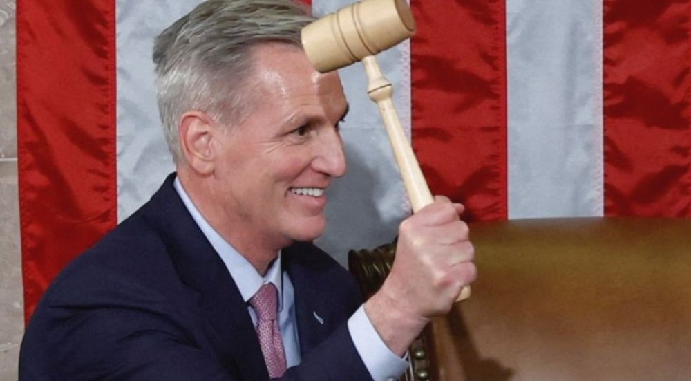 El líder republicano de la Cámara de Representantes de Estados Unidos, Kevin McCarthy, empuña el mazo de la Presidencia tras ser elegido