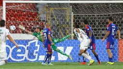 Adentro. Da Silva ya cabeceó y observa como se convierte en el primer tanto de su equipo, Palestino. Adentro. Da Silva ya cabeceó y observa como se convierte en el primer tanto de su equipo, Palestino.